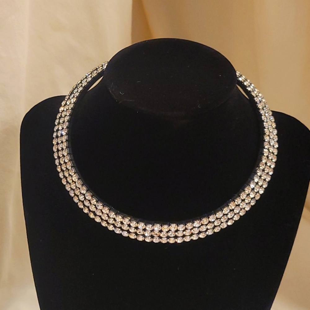 Light weight flexible rhinestone choker